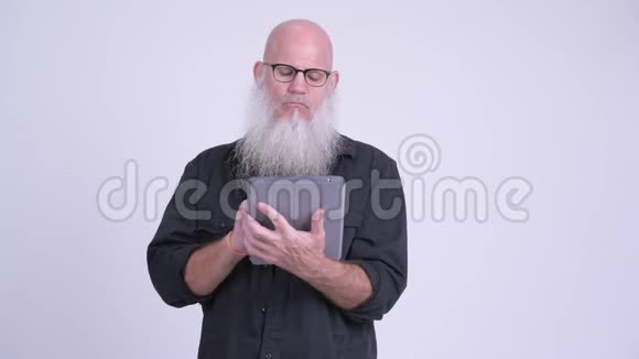 使用数码平板电脑的成熟秃头男人正在思考视频的预览图