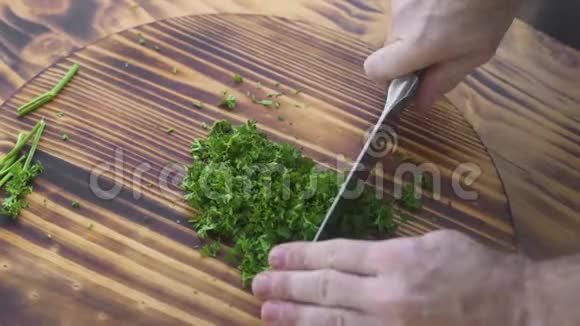 厨师切割绿色欧芹在木板顶部视图厨师在砧板上切新鲜欧芹新鲜视频的预览图