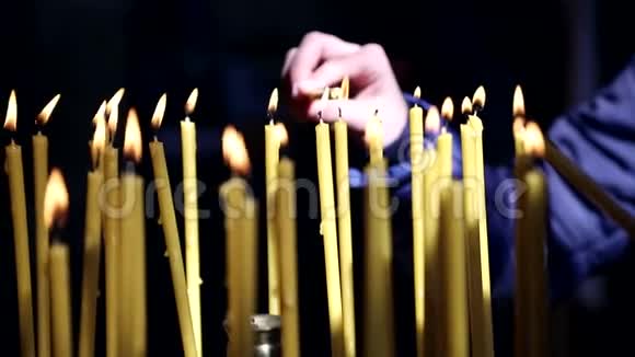 手中的一盏基督教灯和蜡烛放在基督教会视频的预览图