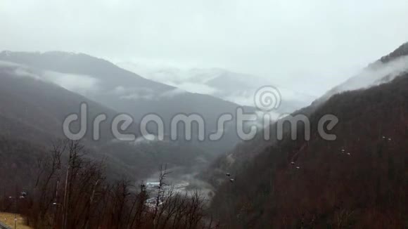 雾在山上雨和雪落下来视频的预览图
