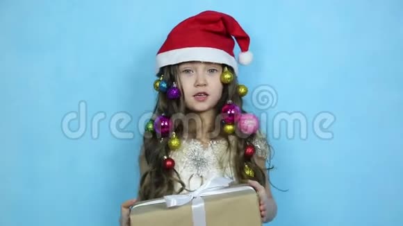 戴圣诞帽的孩子手里拿着礼物视频的预览图