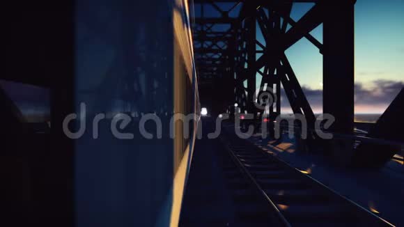 火车在日落时在高速经过的铁路桥上扫过车上有发光的前灯宽松现实视频的预览图