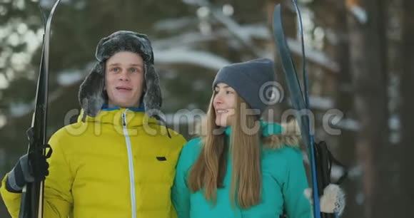 喜欢滑雪设备的男人和女人去滑雪场视频的预览图