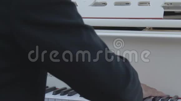 钢琴手在钢琴上放松视频的预览图
