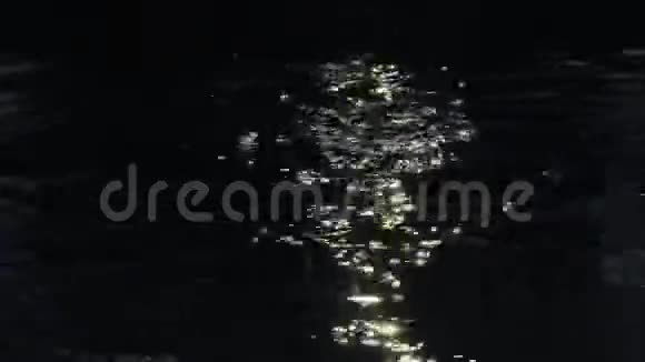 月光在夜晚的光滑表面反射出来视频的预览图
