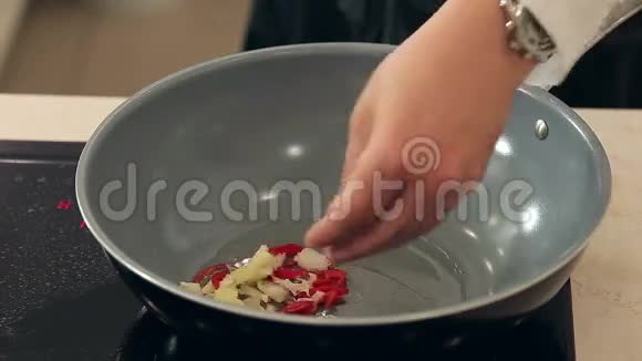 厨师炖大蒜洋葱生姜和辣椒视频的预览图
