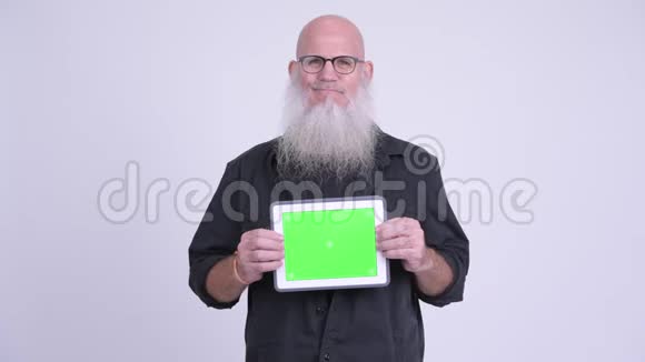 快乐成熟的秃头男人展示数码平板电脑视频的预览图