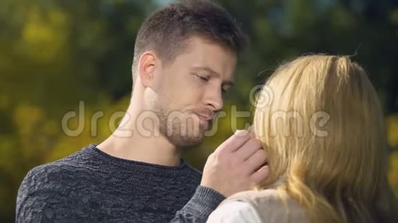 担心的男人拥抱女人失去亲密的人后支持照顾视频的预览图