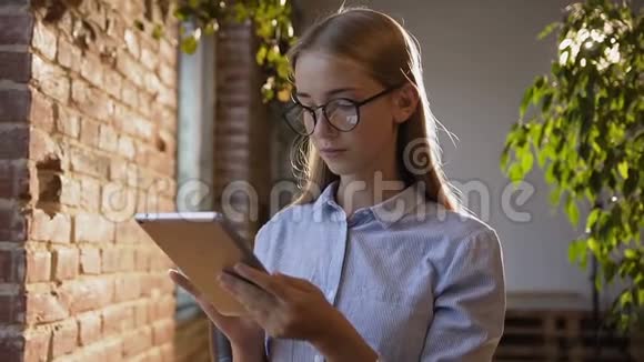 学业务人财务和会计理念一位戴着眼镜长发的漂亮年轻女士在视频的预览图