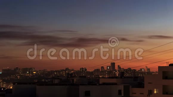 市区日落时间过去一天到晚上4K城市天际线在黄昏中流逝令人惊叹的现代全景视频的预览图