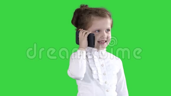 漂亮的小女孩在绿色屏幕上打电话Chroma键视频的预览图