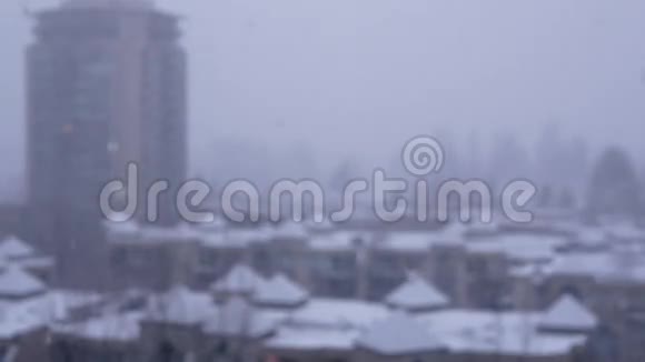 寒冷的暴雪冬日城市视野的暴雪运动视频的预览图