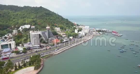 越南VungTau亚洲东南亚4k无人驾驶飞机镜头景色优美渔船度假村山区港口视频的预览图