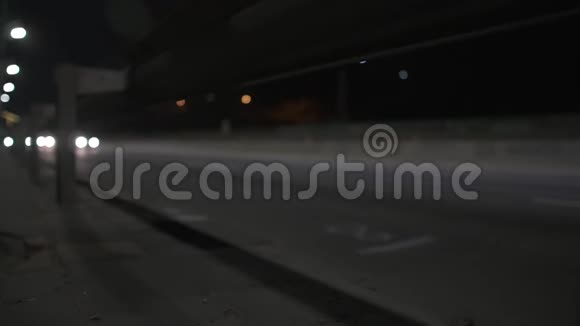 汽车在夜路上行驶低角度视野视频的预览图