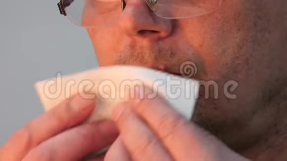 嘴唇男人用纸巾擦嘴视频的预览图