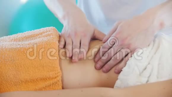 按摩师的双手提供放松的胃部按摩视频的预览图