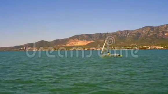 不在加泰罗尼亚埃布罗三角洲地区海岸航行的帆船视频的预览图