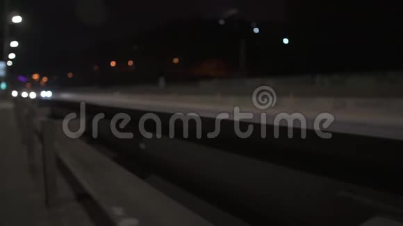 乌克兰首都基辅公路上的夜间交通视频的预览图