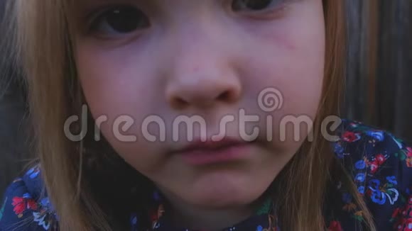一个漂亮严肃的小女孩的脸视频的预览图