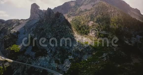 加州约塞米蒂国家公园美丽的道路和巨大的岩石山脉的史诗空中背景拍摄视频的预览图