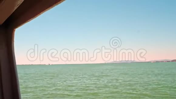 一艘船在埃布罗三角洲地区的港口海岸附近航行视频的预览图
