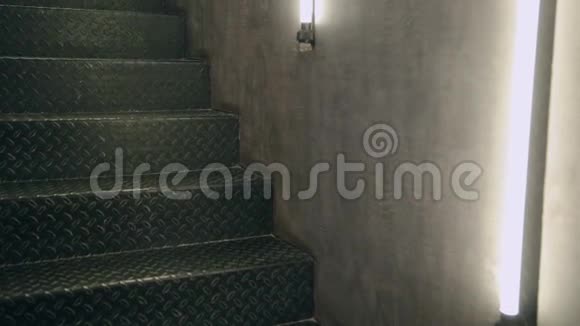 铁制金属楼梯内部有灯具在墙上视频的预览图