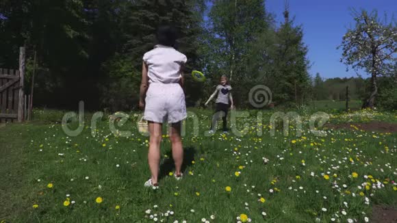 一家人在草地上飞碟视频的预览图