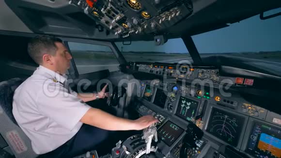 飞行模拟器在教员的控制下演示起飞过程视频的预览图