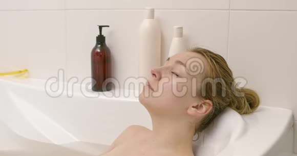 睡在浴室里的漂亮女人视频的预览图