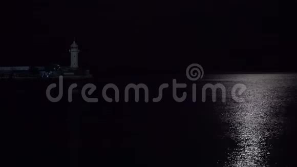 夜晚的灯塔和月亮照亮了大海视频的预览图