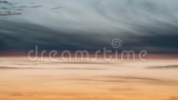 日出的天空明亮的戏剧天空和五颜六色的云黄色橙色和洋红色视频的预览图