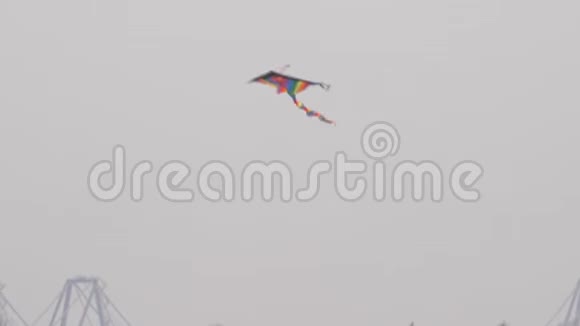 彩虹风筝在强风中飞翔视频的预览图