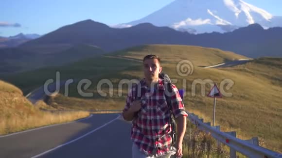 背负背包的人像游客上山日落视频的预览图