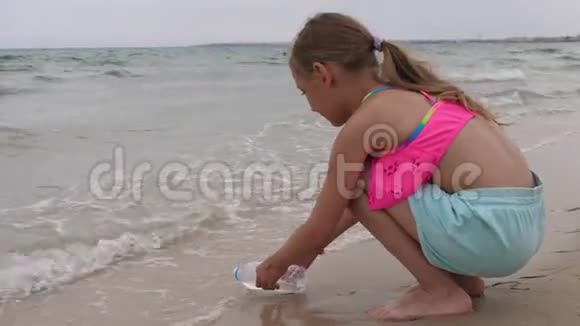 少女在夏天的沙滩上玩耍时一边倒着海水视频的预览图