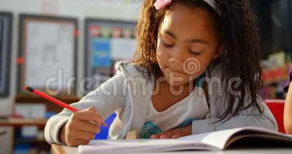 4k教室笔记本上非裔美国女学生的正面景色视频的预览图