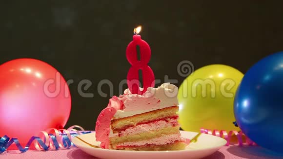 八岁生日快乐蛋糕和带气球的粉色八号蜡烛视频的预览图