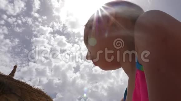 背景蓝天阳光低视角的快乐少女画像视频的预览图