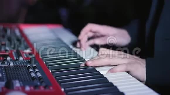 音乐家在键盘合成器上弹奏钢琴键视频的预览图