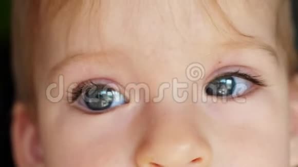 特写可爱微笑的小宝贝女孩的肖像小宝宝的情绪可爱的小女孩美丽的眼睛视频的预览图