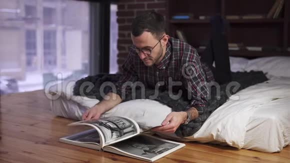 躺在床上翻阅书本的人视频的预览图