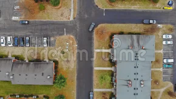 住宅小区街道和住宅楼的空中拍摄视频的预览图