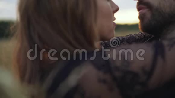 美女夫妇一起在麦田里放松青少年女友和男友在户外玩接吻和视频的预览图