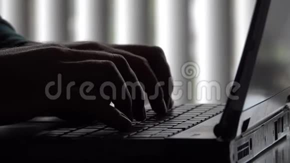 男性在笔记本电脑键盘上秘密打字视频的预览图