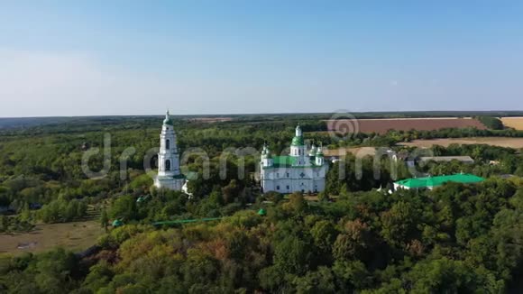 乌克兰有绿色住宅的东正教修道院视频的预览图