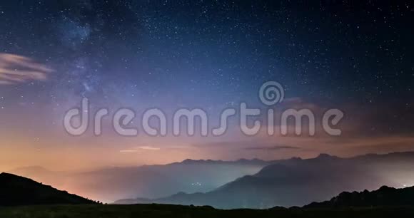 随着时间的推移银河和星空随着雾和湿气在意大利阿尔卑斯山上移动产生了梦幻般的效果视频的预览图