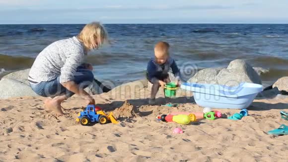 母子俩在海边玩沙子视频的预览图
