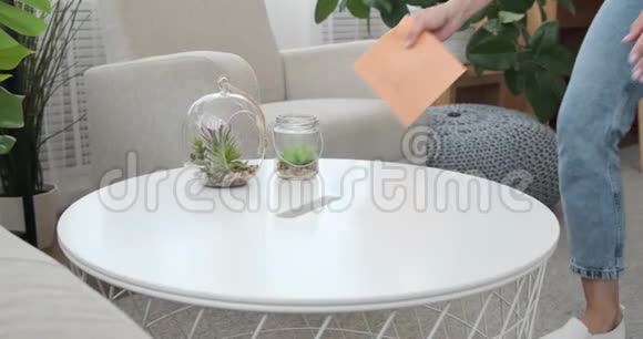 女人在家里用纸巾擦拭桌子视频的预览图