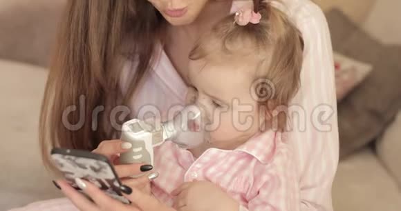 母亲照顾小女儿关心健康视频的预览图