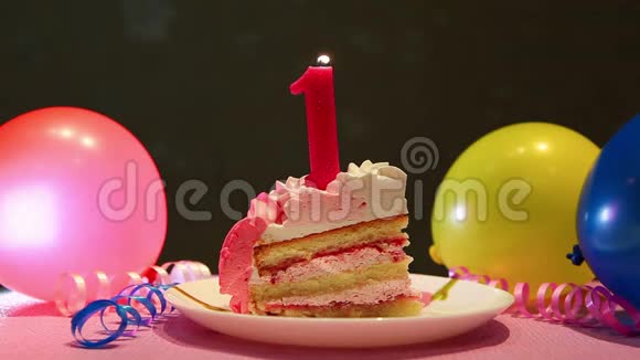 一岁生日快乐蛋糕和带气球的粉色一号蜡烛视频的预览图