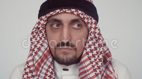白色背景下真正的现代阿拉伯人一个穿着国服的人环顾四周悲伤地叹了口气他已经宣布视频的预览图